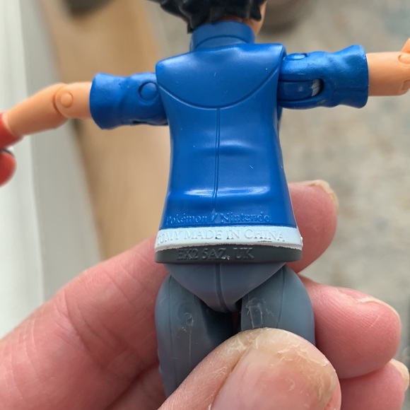 Htf 2017 Pokemon Ash Action Figure Set By Tomy W/ Original Pokeball &/Pokedex 4” - Picture 7 of 7